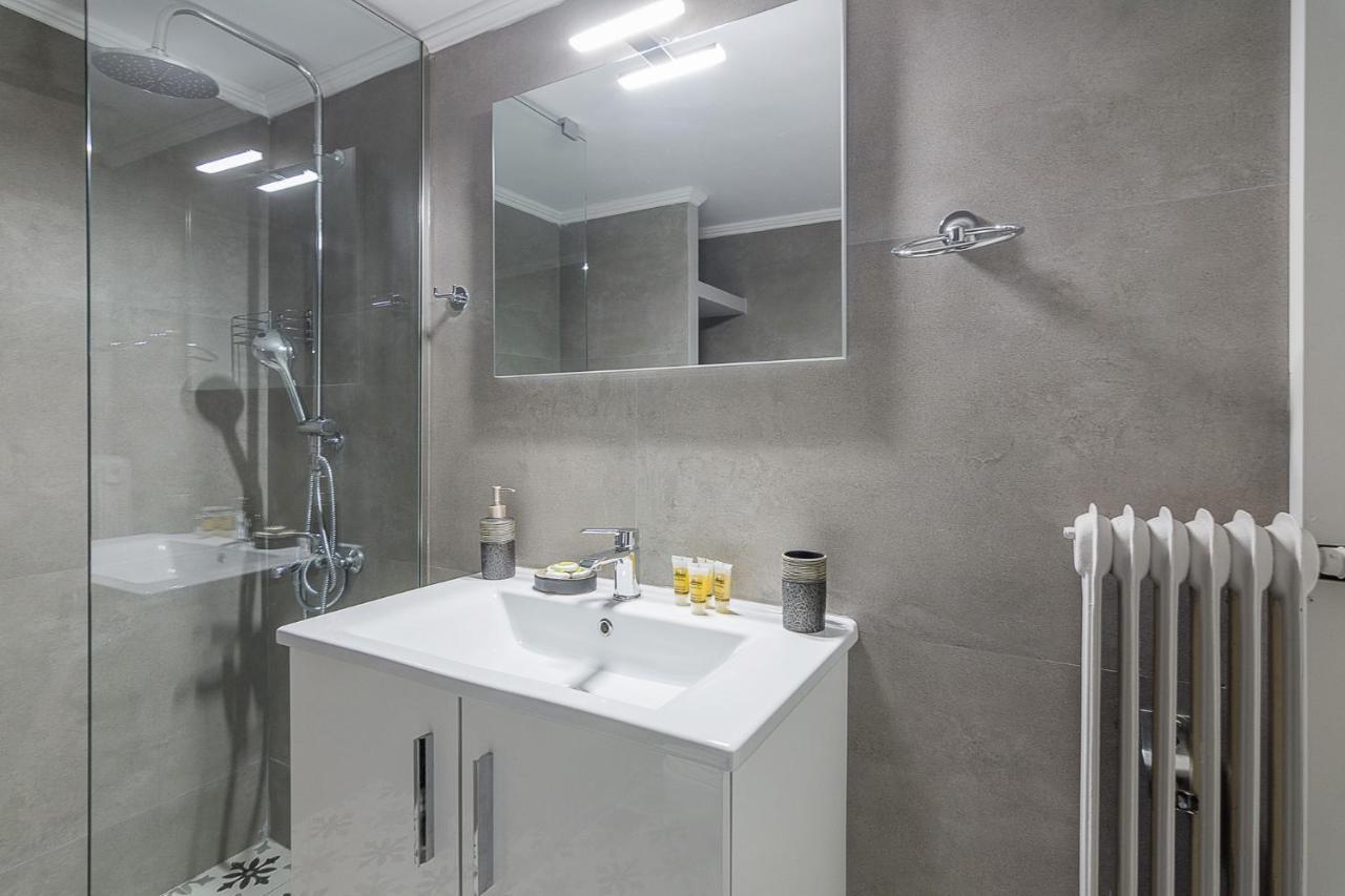 A Modern 2-Bedroom Apartment Near Areios Pagos Athen Exterior foto